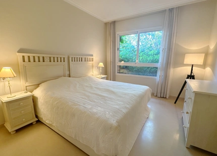 APARTAMENTO DE 2 DORMITORIOS FRENTE A LA PLAYA CON AMPLIA TERRAZA EN VENTA EN PUERTO BANÚS