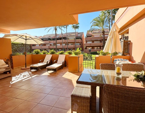 APARTAMENTO DE 2 DORMITORIOS FRENTE A LA PLAYA CON AMPLIA TERRAZA EN VENTA EN PUERTO BANÚS