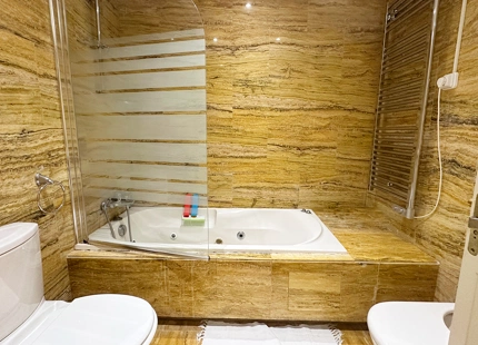 APARTAMENTO DE 2 DORMITORIOS FRENTE A LA PLAYA CON AMPLIA TERRAZA EN VENTA EN PUERTO BANÚS