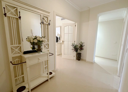 APARTAMENTO DE 2 DORMITORIOS FRENTE A LA PLAYA CON AMPLIA TERRAZA EN VENTA EN PUERTO BANÚS