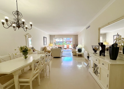 APARTAMENTO DE 2 DORMITORIOS FRENTE A LA PLAYA CON AMPLIA TERRAZA EN VENTA EN PUERTO BANÚS