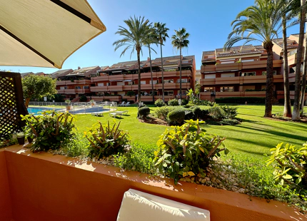 APARTAMENTO DE 2 DORMITORIOS FRENTE A LA PLAYA CON AMPLIA TERRAZA EN VENTA EN PUERTO BANÚS