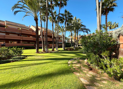 APARTAMENTO DE 2 DORMITORIOS FRENTE A LA PLAYA CON AMPLIA TERRAZA EN VENTA EN PUERTO BANÚS