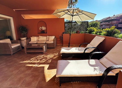 APARTAMENTO DE 2 DORMITORIOS FRENTE A LA PLAYA CON AMPLIA TERRAZA EN VENTA EN PUERTO BANÚS