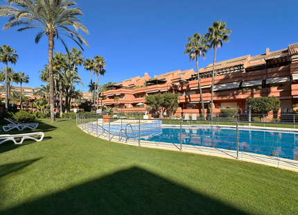 APARTAMENTO DE 2 DORMITORIOS FRENTE A LA PLAYA CON AMPLIA TERRAZA EN VENTA EN PUERTO BANÚS