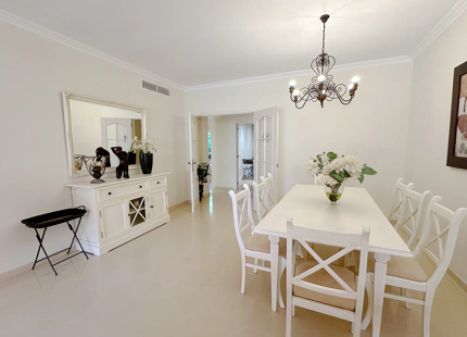 APARTAMENTO DE 2 DORMITORIOS FRENTE A LA PLAYA CON AMPLIA TERRAZA EN VENTA EN PUERTO BANÚS