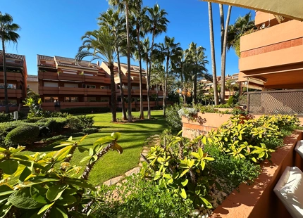 APARTAMENTO DE 2 DORMITORIOS FRENTE A LA PLAYA CON AMPLIA TERRAZA EN VENTA EN PUERTO BANÚS