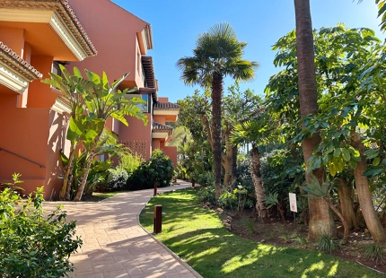 APARTAMENTO DE 2 DORMITORIOS FRENTE A LA PLAYA CON AMPLIA TERRAZA EN VENTA EN PUERTO BANÚS