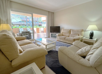 APARTAMENTO DE 2 DORMITORIOS FRENTE A LA PLAYA CON AMPLIA TERRAZA EN VENTA EN PUERTO BANÚS