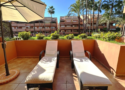 APARTAMENTO DE 2 DORMITORIOS FRENTE A LA PLAYA CON AMPLIA TERRAZA EN VENTA EN PUERTO BANÚS