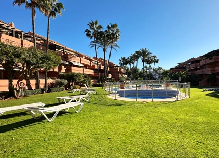 APARTAMENTO DE 2 DORMITORIOS FRENTE A LA PLAYA CON AMPLIA TERRAZA EN VENTA EN PUERTO BANÚS