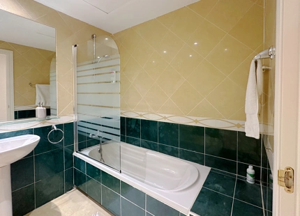 APARTAMENTO DE 2 DORMITORIOS FRENTE A LA PLAYA CON AMPLIA TERRAZA EN VENTA EN PUERTO BANÚS