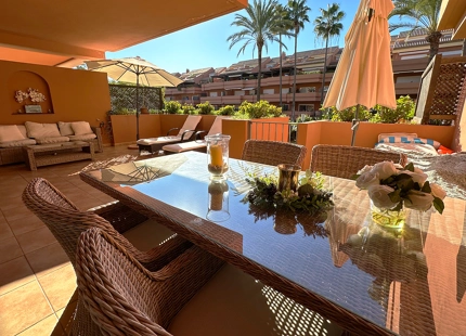 APARTAMENTO DE 2 DORMITORIOS FRENTE A LA PLAYA CON AMPLIA TERRAZA EN VENTA EN PUERTO BANÚS
