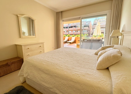 APARTAMENTO DE 2 DORMITORIOS FRENTE A LA PLAYA CON AMPLIA TERRAZA EN VENTA EN PUERTO BANÚS