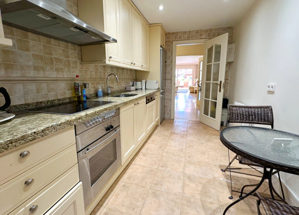 APARTAMENTO DE 2 DORMITORIOS FRENTE A LA PLAYA CON AMPLIA TERRAZA EN VENTA EN PUERTO BANÚS
