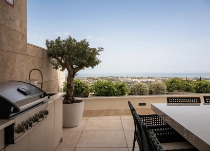 EXCEPTIONAL APARTMENT WITH SPACIOUS TERRACE AND STUNNING VIEWS IN LA QUINTA