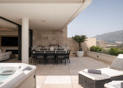 EXCEPTIONAL APARTMENT WITH SPACIOUS TERRACE AND STUNNING VIEWS IN LA QUINTA