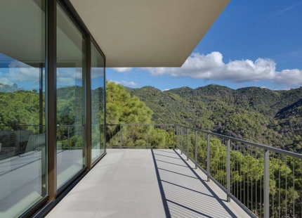 EXCEPTIONAL VILLA FOR SALE IN BENAHAVÍS WITH BREATHTAKING VIEWS