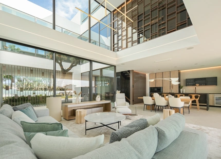 VILLA ADOSADA EXCEPCIONAL CON PISCINA PRIVADA EN LA AZOTEA EN LA MILLA DE ORO DE MARBELLA