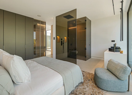 VILLA ADOSADA EXCEPCIONAL CON PISCINA PRIVADA EN LA AZOTEA EN LA MILLA DE ORO DE MARBELLA