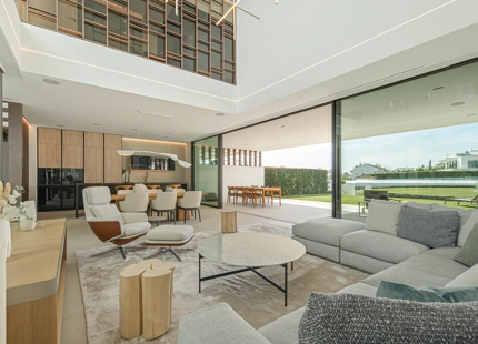 VILLA ADOSADA EXCEPCIONAL CON PISCINA PRIVADA EN LA AZOTEA EN LA MILLA DE ORO DE MARBELLA
