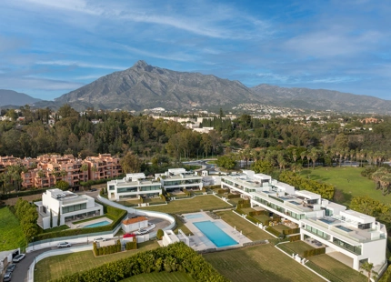 VILLA ADOSADA EXCEPCIONAL CON PISCINA PRIVADA EN LA AZOTEA EN LA MILLA DE ORO DE MARBELLA