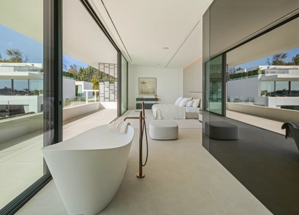VILLA ADOSADA EXCEPCIONAL CON PISCINA PRIVADA EN LA AZOTEA EN LA MILLA DE ORO DE MARBELLA
