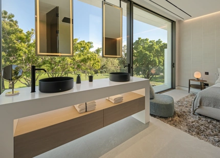 VILLA ADOSADA EXCEPCIONAL CON PISCINA PRIVADA EN LA AZOTEA EN LA MILLA DE ORO DE MARBELLA