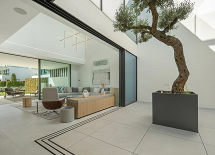 VILLA ADOSADA EXCEPCIONAL CON PISCINA PRIVADA EN LA AZOTEA EN LA MILLA DE ORO DE MARBELLA