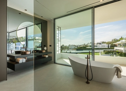 VILLA ADOSADA EXCEPCIONAL CON PISCINA PRIVADA EN LA AZOTEA EN LA MILLA DE ORO DE MARBELLA