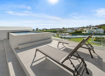 VILLA ADOSADA EXCEPCIONAL CON PISCINA PRIVADA EN LA AZOTEA EN LA MILLA DE ORO DE MARBELLA