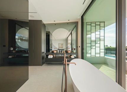 VILLA ADOSADA EXCEPCIONAL CON PISCINA PRIVADA EN LA AZOTEA EN LA MILLA DE ORO DE MARBELLA