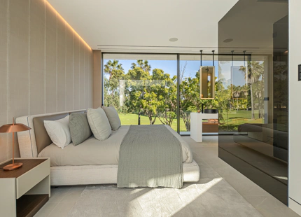 VILLA ADOSADA EXCEPCIONAL CON PISCINA PRIVADA EN LA AZOTEA EN LA MILLA DE ORO DE MARBELLA