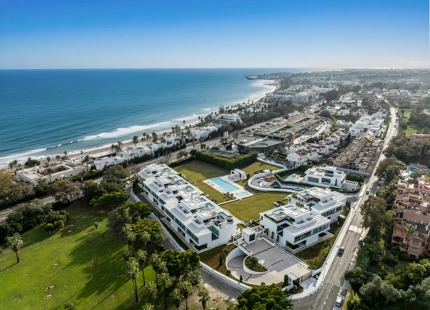 VILLA ADOSADA EXCEPCIONAL CON PISCINA PRIVADA EN LA AZOTEA EN LA MILLA DE ORO DE MARBELLA