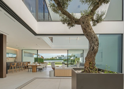 VILLA ADOSADA EXCEPCIONAL CON PISCINA PRIVADA EN LA AZOTEA EN LA MILLA DE ORO DE MARBELLA