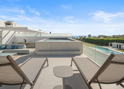 VILLA ADOSADA EXCEPCIONAL CON PISCINA PRIVADA EN LA AZOTEA EN LA MILLA DE ORO DE MARBELLA
