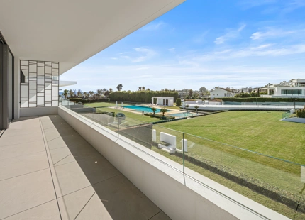 VILLA ADOSADA EXCEPCIONAL CON PISCINA PRIVADA EN LA AZOTEA EN LA MILLA DE ORO DE MARBELLA