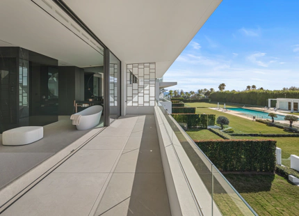 VILLA ADOSADA EXCEPCIONAL CON PISCINA PRIVADA EN LA AZOTEA EN LA MILLA DE ORO DE MARBELLA