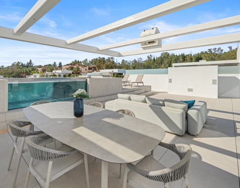 VILLA ADOSADA EXCEPCIONAL CON PISCINA PRIVADA EN LA AZOTEA EN LA MILLA DE ORO DE MARBELLA