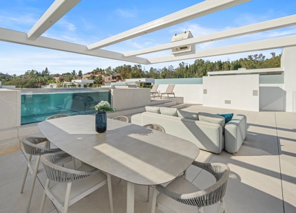 VILLA ADOSADA EXCEPCIONAL CON PISCINA PRIVADA EN LA AZOTEA EN LA MILLA DE ORO DE MARBELLA