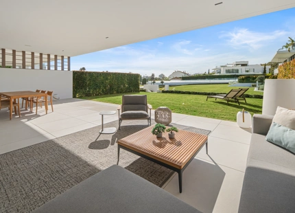 VILLA ADOSADA EXCEPCIONAL CON PISCINA PRIVADA EN LA AZOTEA EN LA MILLA DE ORO DE MARBELLA