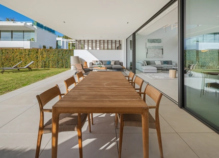 VILLA ADOSADA EXCEPCIONAL CON PISCINA PRIVADA EN LA AZOTEA EN LA MILLA DE ORO DE MARBELLA