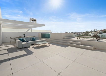 VILLA ADOSADA EXCEPCIONAL CON PISCINA PRIVADA EN LA AZOTEA EN LA MILLA DE ORO DE MARBELLA