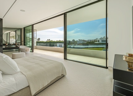 VILLA ADOSADA EXCEPCIONAL CON PISCINA PRIVADA EN LA AZOTEA EN LA MILLA DE ORO DE MARBELLA