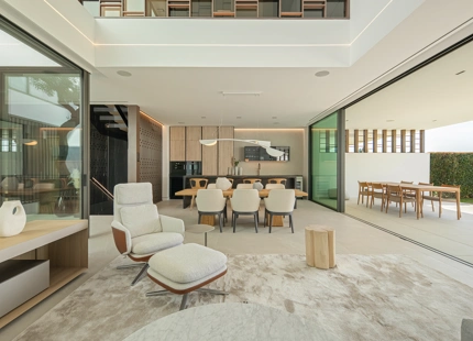 VILLA ADOSADA EXCEPCIONAL CON PISCINA PRIVADA EN LA AZOTEA EN LA MILLA DE ORO DE MARBELLA