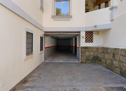APARTAMENTO EXCEPCIONAL EN NUEVA ANDALUCÍA CON PISCINA PRIVADA Y VISTAS PANORÁMICAS