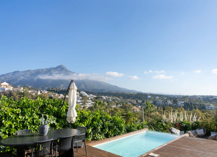 APARTAMENTO EXCEPCIONAL EN NUEVA ANDALUCÍA CON PISCINA PRIVADA Y VISTAS PANORÁMICAS