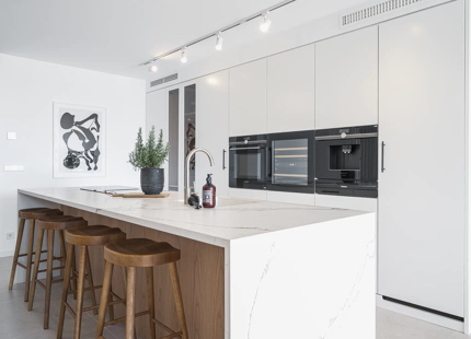 APARTAMENTO EXCEPCIONAL EN NUEVA ANDALUCÍA CON PISCINA PRIVADA Y VISTAS PANORÁMICAS