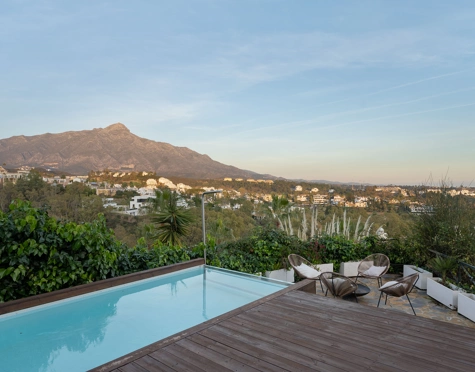 APARTAMENTO EXCEPCIONAL EN NUEVA ANDALUCÍA CON PISCINA PRIVADA Y VISTAS PANORÁMICAS