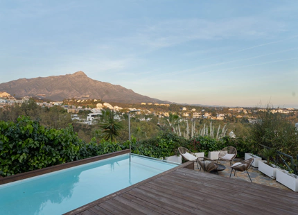 APARTAMENTO EXCEPCIONAL EN NUEVA ANDALUCÍA CON PISCINA PRIVADA Y VISTAS PANORÁMICAS